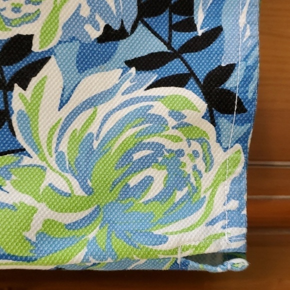 For the republic, Bermuda shorts. Beautiful print,‎ blue-black green. Size 8 - Picture 4 of 10